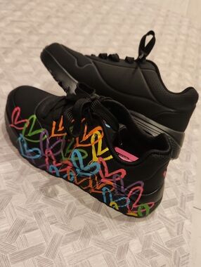 Skechers X JGoldcrown: Uno - SKids Black Sneakers with Multicolor Heart Graffiti